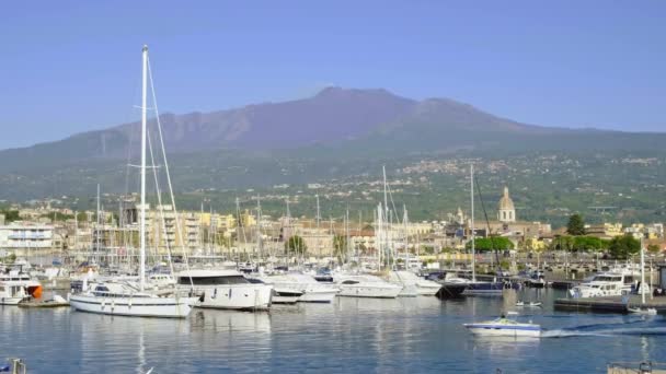 Il porto turistico di Riposto città con vulcano Etna sullo sfondo in Sicilia — Video Stock