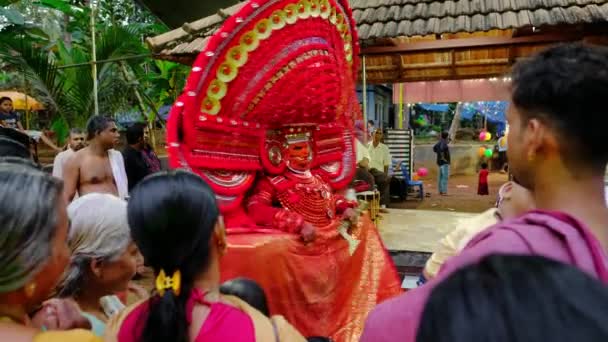 Theyyam se produisent lors du festival du temple à Kannur, Kerala, Inde — Video