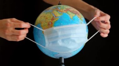 Kadın Dünya 'ya steril tıbbi maske takıyor.