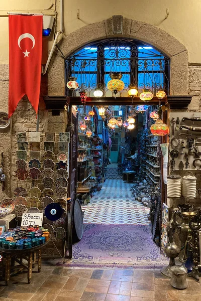 터키 안탈리아에 있는 기념품 가게에 들어가는 입구 — 스톡 사진