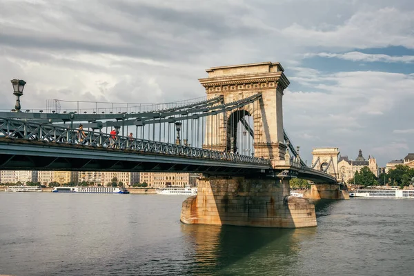 Kedjebro över Donau i Budapest — Stockfoto