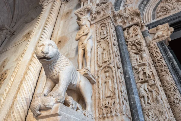 Detail of the Radovans portal of the St Lawrence cathedral in Trogir, Croatia. — Stock Photo, Image