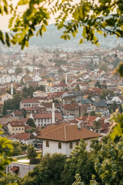 Paysage urbain de Sarajevo ville à l'été, Bosnie-Herzégovine — Photo