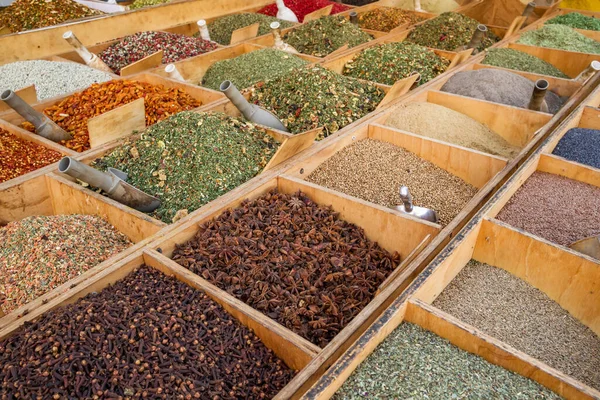 Ampia varietà di spezie in una bancarella di mercato in Sicilia, Italia — Foto Stock