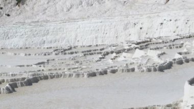 Kurumuş doğal kaynak suyu geçiş terası oluşumları