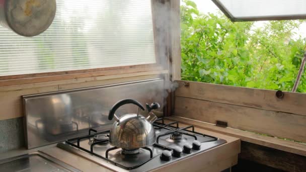 夏天乡村厨房里水壶里冒出的蒸汽. — 图库视频影像
