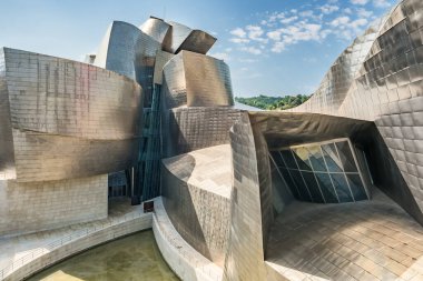 Bilbao, İspanya - 10 Ağustos 2024: Guggenheim Müzesi Bilbao modern ve çağdaş sanat müzesi ve şehrin ana mimari ve kültürel dönüm noktasıdır..