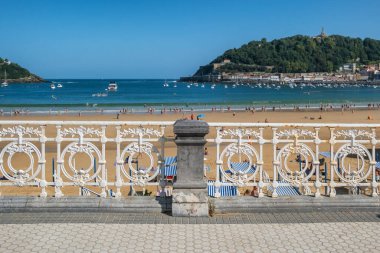 San Sebastian 'da turkuaz suları olan La Concha Sahili ya da Bask Bölgesi, İspanya, Bask Şehri, yaz boyunca. Manzaralı güzel manzara manzaralı beyaz çitli ikonik desenli.