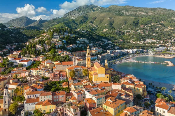 Menton 'un havadan görünüşü, Fransız Riviera, Fransa' da bir tatil köyü. Yazın renkli Menton kasabası, Cote dAzur 'da günbatımında tarihi binalar ve güzel plajlar..