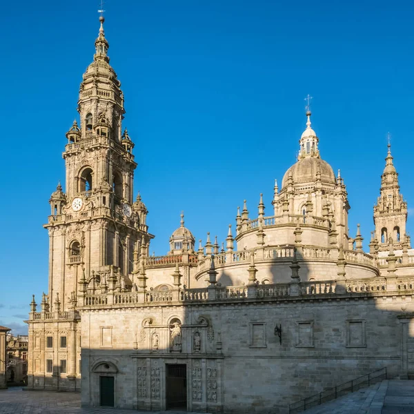 Kuzey İspanya, Galiçya 'da Santiago de Compostela Katedrali' nin tarihi binası. Ünlü Hristiyan hac yeri ve tarihi Camino de Santiago rotasının son durağı.