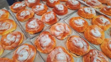 Mallorca, Palma 'daki bir çiftçi pazarında sergilenen toz şekerle toz haline getirilmiş Ensaimada adı verilen geleneksel Majorcan hamur işleri. Tipik yerel yiyecekler Palma de Majorca mutfak mirasını temsil ediyor..