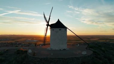 İspanya, Castilla-La Mancha 'daki Consuegra' nın tarihi yel değirmenlerinin hava manzarası. Don Kişot karakterinin eski tarihi yel değirmenleri sabah vakti tepede. Molinos de Viento de Consuegra