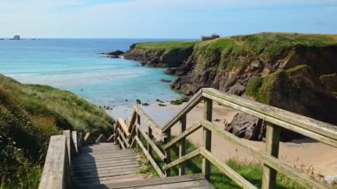Galiçya, İspanya 'daki güzel Playa de Santa Comba plajının manzarası. Kuzey İspanya 'da popüler sörf ve kamp yeri. İnanılmaz kum plajı ve turkuaz deniz suyu Ermita de Santa Comba yakınlarında..