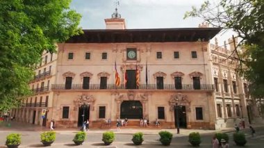 Palma de Mallorca, İspanya - 8 Haziran 2024: Balear Adaları 'nın başkenti Palma de Mallorca' nın tarihi binası. Büyük saati olan eski bir bina.