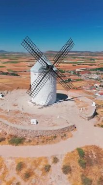 İspanya, Castilla-La Mancha, Consuegra 'nın tarihi rüzgar değirmenlerinin hava manzarası. Güneşli bir günde tepelerde Don Kişot karakterinin eski tarihi yel değirmenleri. Molinos de Viento de Consuegra