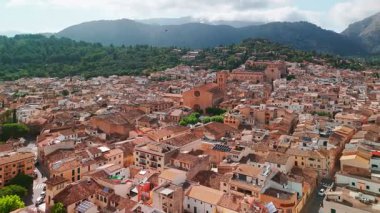 İspanya 'nın Balear Adaları, Mallorca' daki Pollensa kentinin hava manzarası. Santa Maria de Pollenca Kilisesi, Esglesia de Monti-Sion ve Mayorka adasının diğer tarihi binaları..