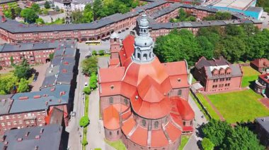 Polonya 'nın Katowice kentindeki tarihi Nikiszowiec Bölgesi' nin hava manzarası. Karakteristik kırmızı tuğla binaları olan eşsiz bir eski maden yerleşkesi. Endüstriyel mirasın önemli bir örneği. St. Anne Kilisesi