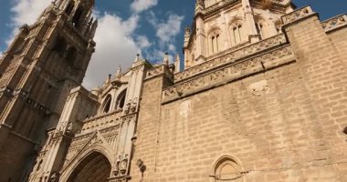 İspanya, Castilla-La Mancha 'daki Toledo' lu Aziz Mary Katedrali 'nin muhteşem tarihi cephesi. Toledo 'nun kalbindeki etkileyici Gotik bina. Yavaş çekim sabit görüntü.