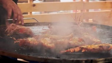 İspanya 'nın A Guarda kentinde düzenlenen geleneksel Istakoz Festivali' nde ızgara taze ıstakoz servis ediliyor. Kuzey İspanya 'nın Atlantik Okyanusu kıyısında yerel deniz ürünleri kutlaması.