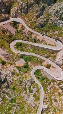 İspanya 'nın Balearic Adaları, Mallorca' daki ünlü Sa Calobra Yolu 'nun çarpıcı manzarası. Majorca adasındaki görkemli Tramuntana Dağları 'ndan geçen dolambaçlı manzaralı bir yol..