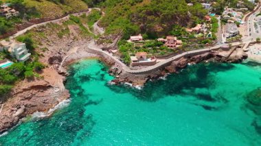 İspanya, Balearic Adaları, Mallorca 'daki Cala Sant Vicent tatil köyünün havadan görüntüsü. Turkuaz suları olan çarpıcı kumlu sahil, Mayorka adasında popüler bir tatil beldesi..