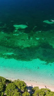 Playa de Formentor 'un Mallorca' daki Cala Pi de la Posada körfezindeki hava manzarası. Cap Formentor, Mayorka, Balear Adaları, İspanya 'da turkuaz sularda yüzen insanların olduğu çarpıcı bir sahil..