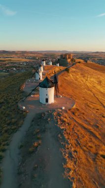 İspanya, Castilla-La Mancha 'daki Consuegra' nın tarihi yel değirmenlerinin hava manzarası. Don Kişot karakterinin eski tarihi yel değirmenleri sabah vakti tepede. Molinos de Viento de Consuegra