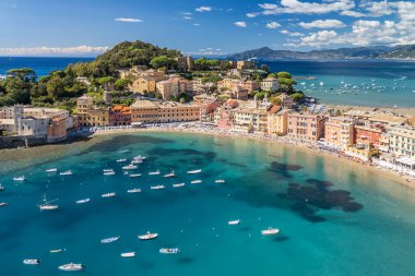 İtalya 'nın Liguria kentindeki Sestri Levante tatil beldesinin hava manzarası. Çamurlu balıkçı tekneleri, muhteşem kumlu plajları ve zarif tarihi binaları olan çarpıcı bir kıyı manzarası.. 