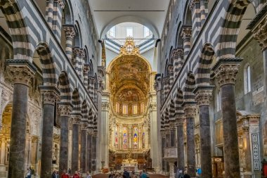 Cenova, İtalya - 3 Ekim 2024: Cenova, Ligurya, İtalya 'daki Saint Lawrence Duomo di Genova Katedrali' nin iç manzarası. İçi zengin dekore edilmiş etkileyici Gotik-Romen mimarisi.