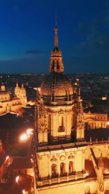 Geceleri Salamanca 'nın tarihi şehir manzarası Castilla y Leon, İspanya. Salamanca Katedrali, Torre del Clavero ve tarihi üniversite de dahil olmak üzere ortaçağ simgeleri aydınlandı..
