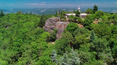 Kuzey Portekiz, Guimaraes 'deki Santa Catarina' nın tepesindeki Penha Sığınağı 'nın havadan görünüşü. Yeşil park, büyük granit taşlar ve doğal manzarayla çevrili Art Deco tarzı kilise..