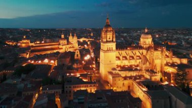 Geceleri Salamanca 'nın tarihi şehir manzarası Castilla y Leon, İspanya. Salamanca Katedrali, Torre del Clavero ve tarihi üniversite de dahil olmak üzere ortaçağ simgeleri aydınlandı..