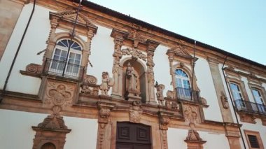 Portekiz 'deki Guimaraes Şehir Meclisi' nin tarihi binasının güzel yüzü. Clarisse Manastırı 'ndaki Aziz Clare Anıtı, şimdi Camara Belediyesi' nin merkezi..