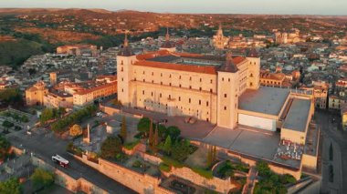 İspanya, Castilla-La Mancha, Toledo 'nun tarihi şehir manzarasının gün doğumu manzarası. Toledo, Santa Maria Katedrali ve diğer tarihi binaları ile güzel bir ortaçağ şehri.