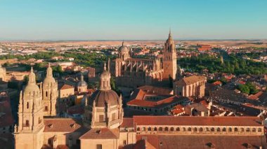 Günbatımında Salamanca 'nın tarihi şehir manzarası Castilla y Leon, İspanya. Salamanca Katedrali, Torre del Clavero ve tarihi üniversitesi olan ortaçağ şehri. UNESCO Dünya Mirası Alanı