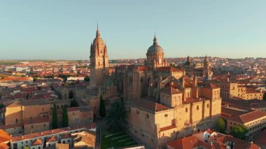 Gündoğumunda Salamanca 'nın tarihi şehir manzarası Castilla y Leon, İspanya. Ortaçağ şehri, Salamanca Katedrali, Torre del Clavero ve tarihi üniversite. UNESCO Dünya Mirası Alanı