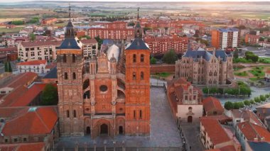 İspanya 'nın kuzeyinde Castilla y Leon' daki Astorga kasabasının hava manzarası. Tarihi ortaçağ Eski Kasabası ve Camino de Santiago hac yolu boyunca önemli bir durak. Gün doğumunda Katedral ve Piskoposluk Sarayı