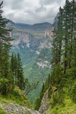 POV, İspanya Pireneleri 'ndeki Monte Perdido Ulusal Parkı' ndaki Ordesa Vadisi 'nde yürüyüş yaparken çekildi. Soaso Buzul Sirki ve Cascada de la Caballo Şelalesi ile güzel bir dağ manzarası.