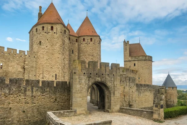 Ortaçağ şehri Carcassonne ve güney Fransa 'daki kale. İkonik ortaçağ kuleleriyle tarihi kale.