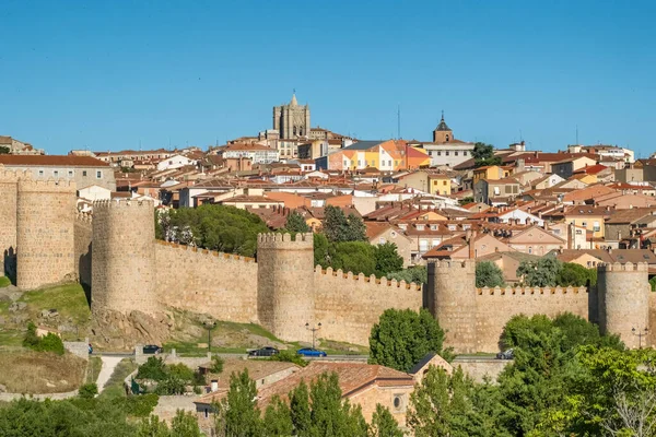 İspanya 'nın tarihi Avila kentini çevreleyen ortaçağ taş duvarları. Avila 'nın eski kentinin insansız hava aracı görüntüsü, ortaçağ mimarisinin önemli bir örneği ve UNESCO Dünya Mirası Sitesi.