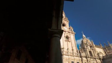 Santiago de Compostela Katedrali 'nin görüntülerini Galiçya, Kuzey İspanya' da gün doğumunda yayınlıyoruz. Ünlü Hristiyan hac yeri ve tarihi Camino de Santiago rotasının son durağı..