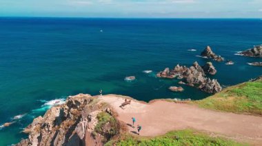 İspanya, Galiçya, Ortigueira 'daki dramatik uçurumlara tünemiş, Loiba Viewpoint' teki Dünyanın En İyi Benç 'inin havadan görünüşü. Yazın çarpıcı kıyı manzarası ve panoramik okyanus manzarası
