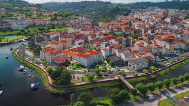 Kuzey İspanya, Galiçya 'da Rio Mandeo ile çevrili tarihi Betanzos kasabasının hava manzarası. Ünlü Camino de Santiago hac güzergahında resim gibi bir kasaba ve kültürel dönüm noktası..