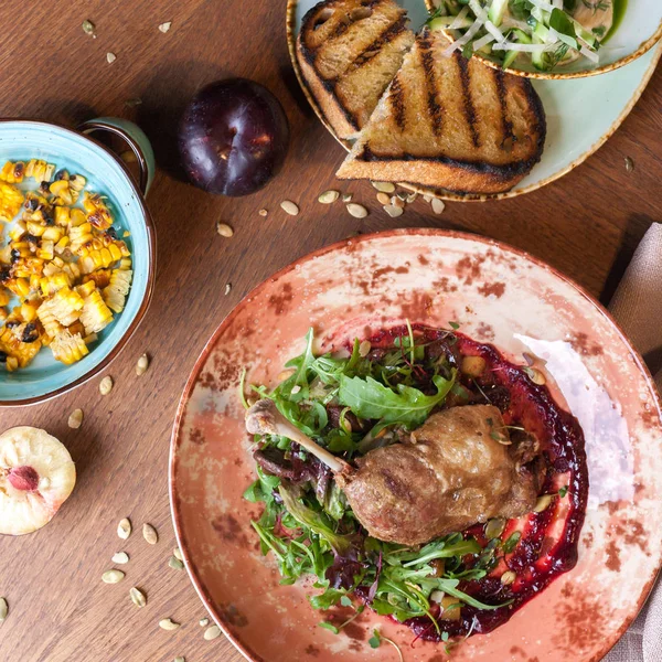 Ördek bacak confit, ızgara mısır ve salatalık ile scomber rillette