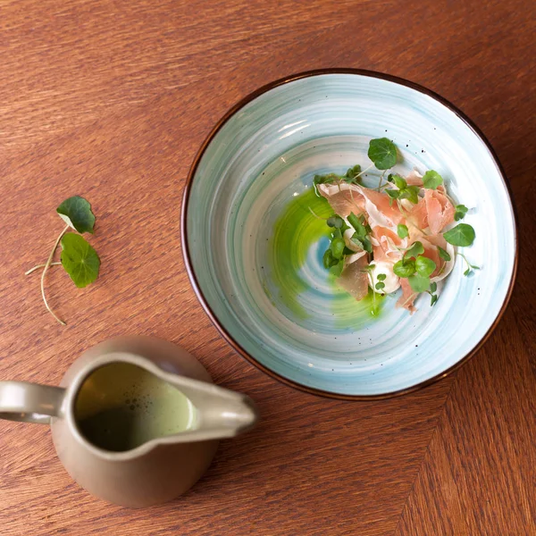 Erbsengaspacho mit Schinken und Kräutern — Stockfoto