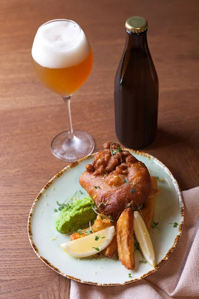 Pesce impastato con patate fritte e bicchiere di birra — Foto Stock