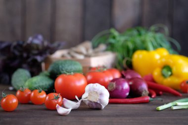 Vegetable.Fresh sebze: domates, salatalık, biber, mantar, turp, soğan, sarımsak ve eski rustik meşe masada yeşil baharat.