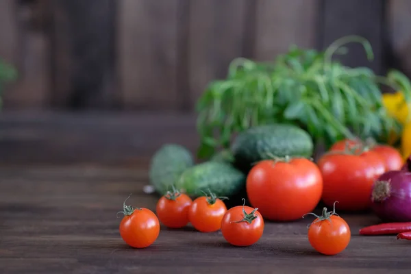 Vegetable Fresh トマト キュウリ ピーマン 古い素朴なオークのテーブルに緑の調味料 — ストック写真