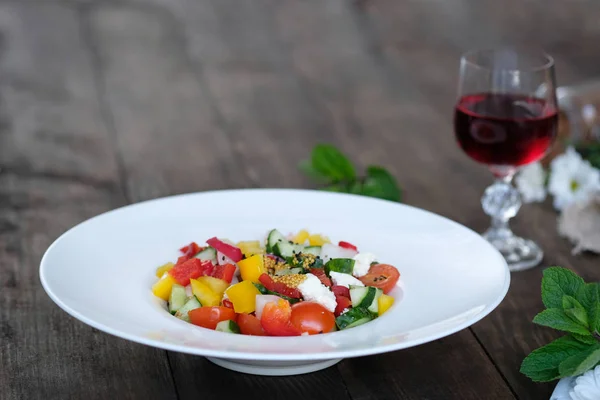 Vin Och Sallad Från Grönsaker Gamla Träbord — Stockfoto