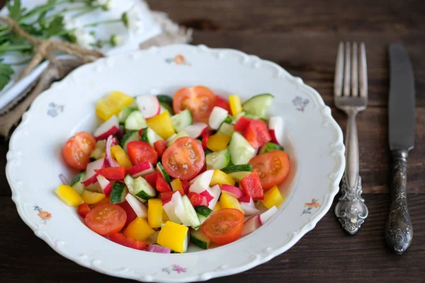 Porzione Insalata Verdure Tavolo Vecchio Legno — Foto Stock